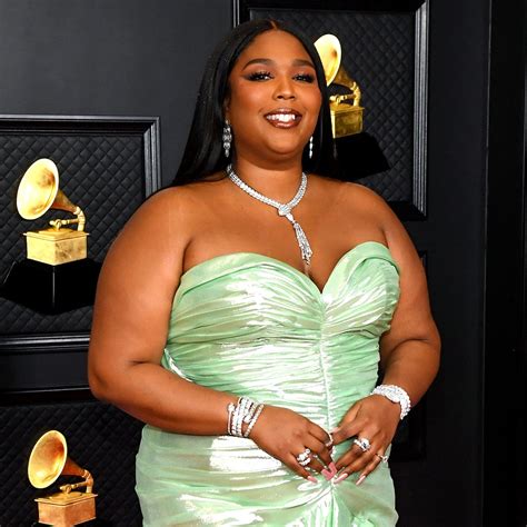 ‘Au natural’: Lizzo shares unedited nude photo with fans